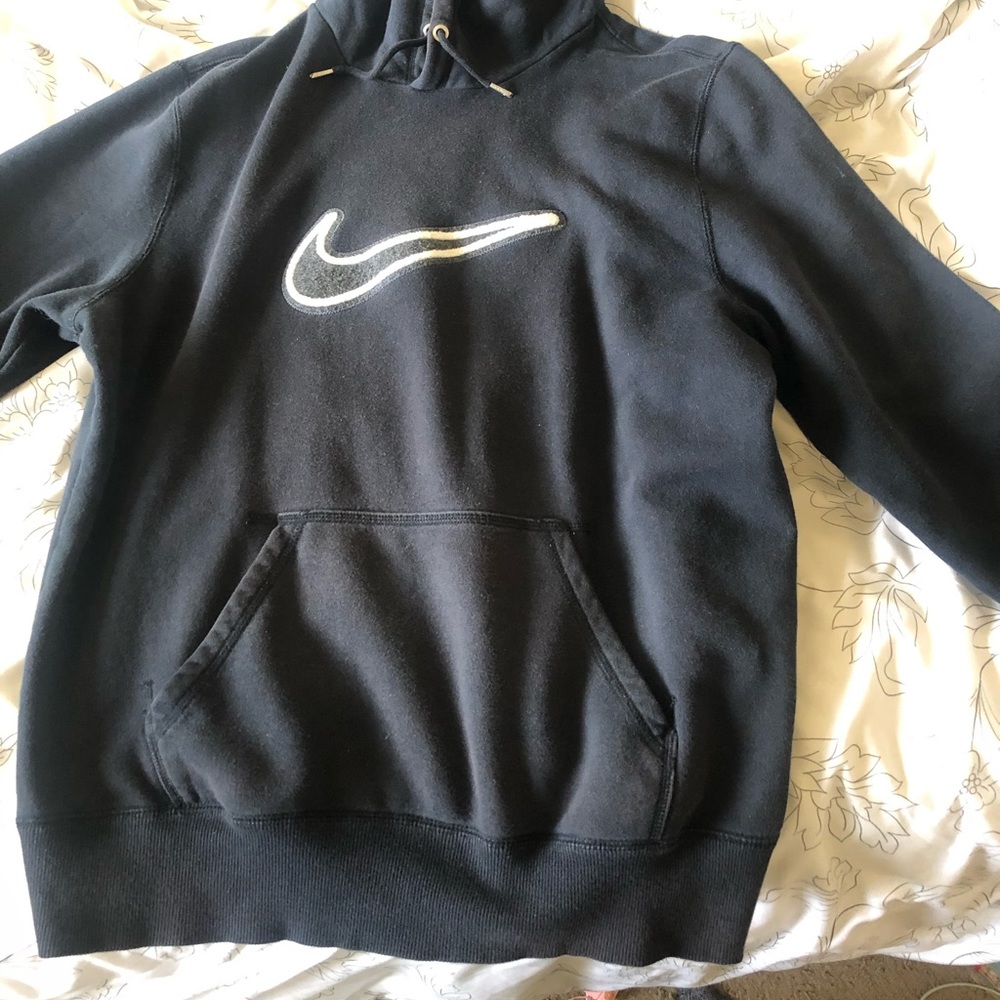 BLACK NIKE SWEATSHIRT WITH FRONT POCKET